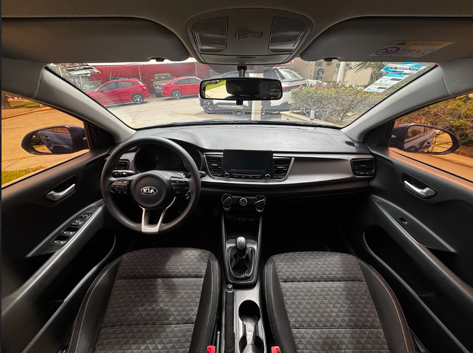 KIA Rio Lateral derecho 15